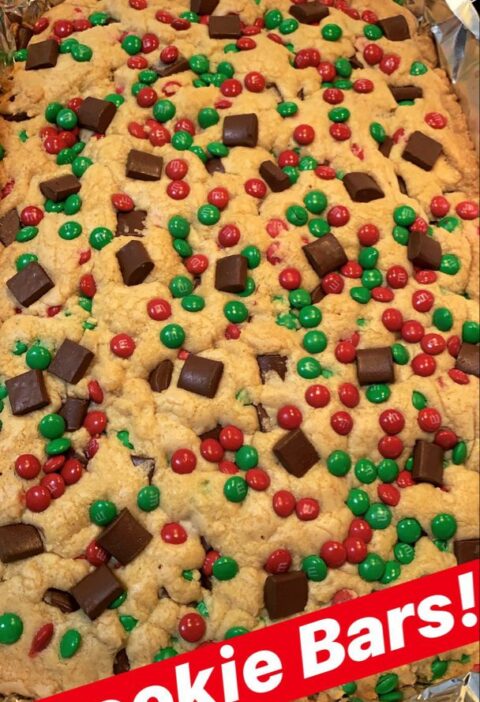 CHRISTMAS M&M COOKIE BARS