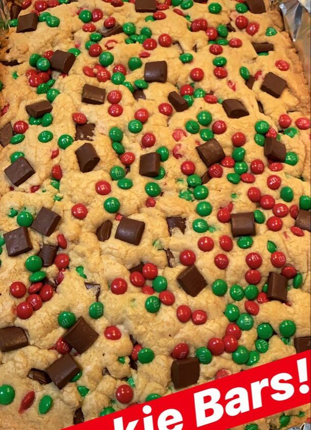 CHRISTMAS M&M COOKIE BARS